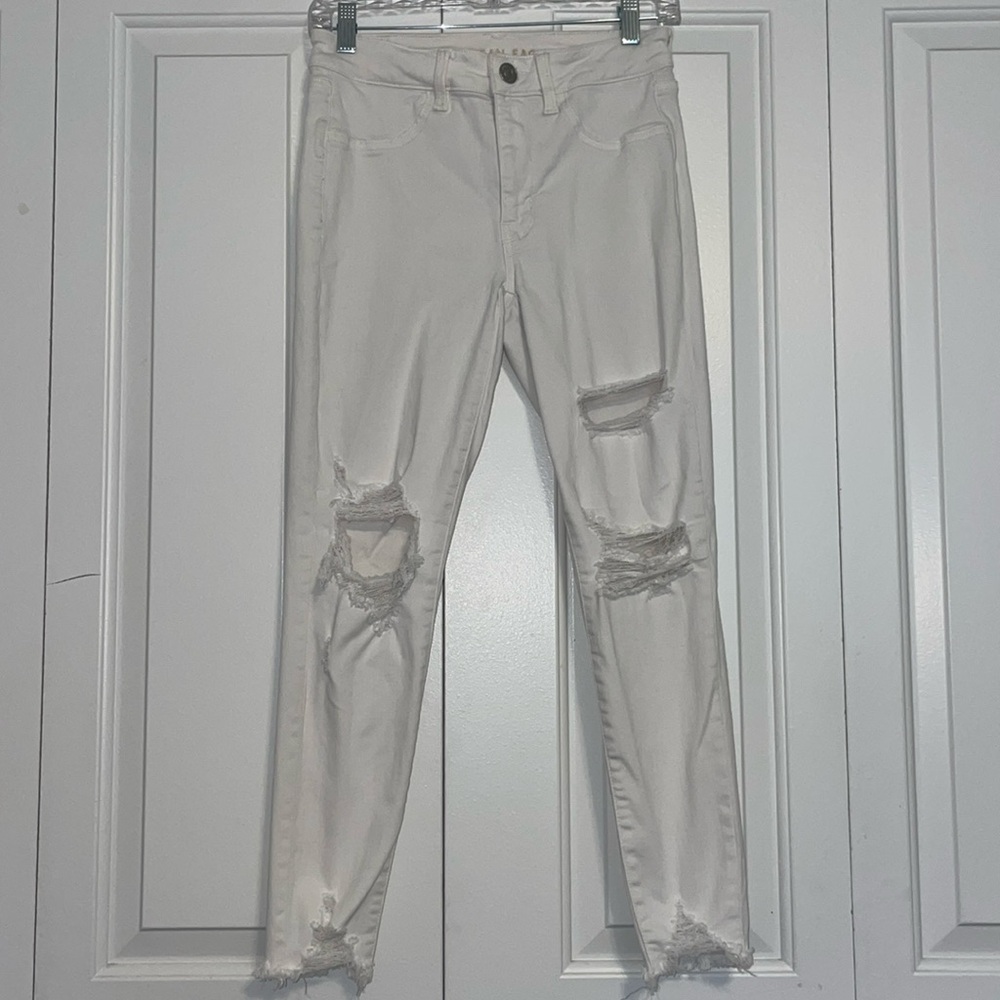AMERICAN EAGLE™ WHITE RIPPED JEANS *SHORT*